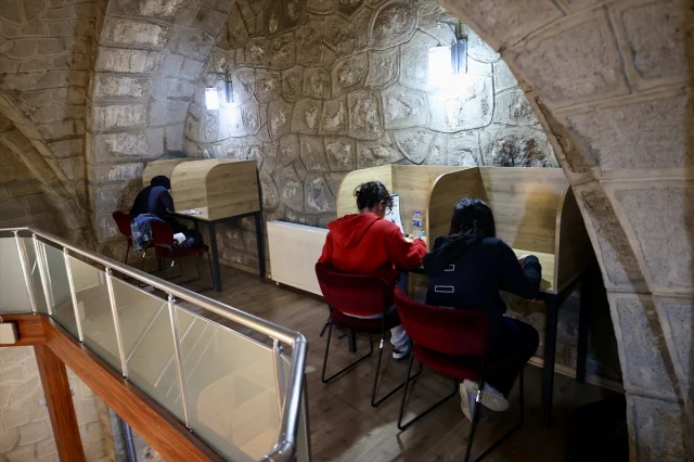 Zağnos Burcu'ndaki Tarihi Kütüphane Öğrencilerin Vazgeçilmezi Oldu