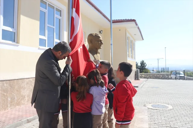 Malatya'da Bir Köy Okulunda Öğrencilerin Bayrak Sevgisi Göz...