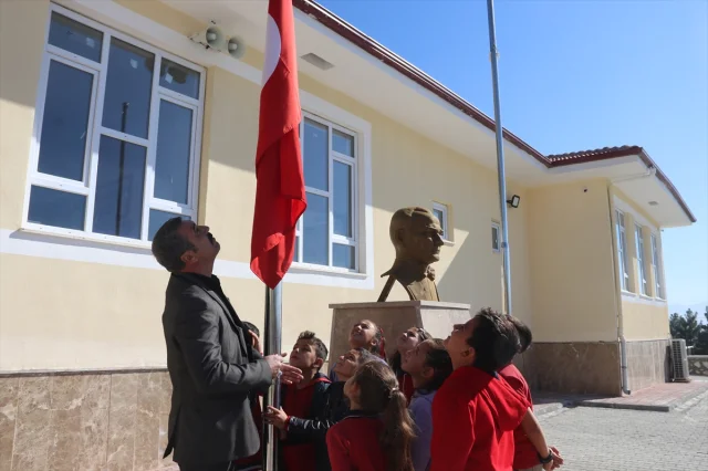 Malatya'da Bir Köy Okulunda Öğrencilerin Bayrak Sevgisi Göz Dolduruyor