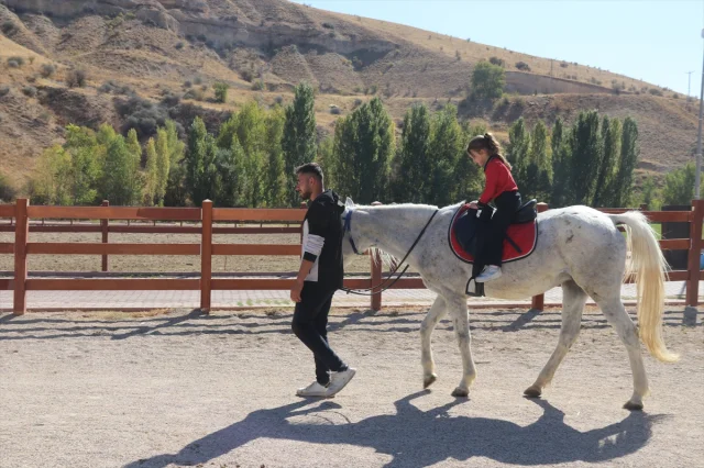 Malatya'da Bir Köy Okulunda Öğrencilerin Bayrak Sevgisi Göz Dolduruyor