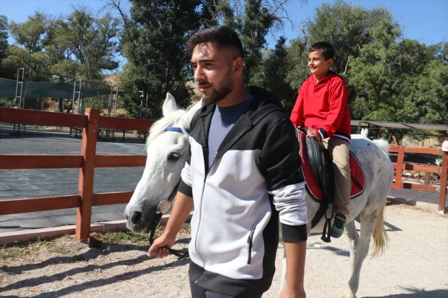 Malatya'da Bir Köy Okulunda Öğrencilerin Bayrak Sevgisi Göz Dolduruyor