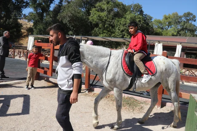 Malatya'da Bir Köy Okulunda Öğrencilerin Bayrak Sevgisi Göz Dolduruyor