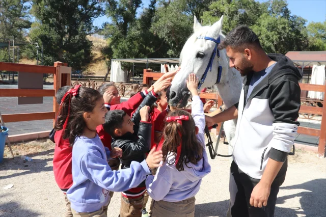 Malatya'da Bir Köy Okulunda Öğrencilerin Bayrak Sevgisi Göz Dolduruyor