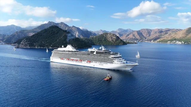 Dev Kruvaziyer Marina Gemisi Marmaris'e Demir Attı