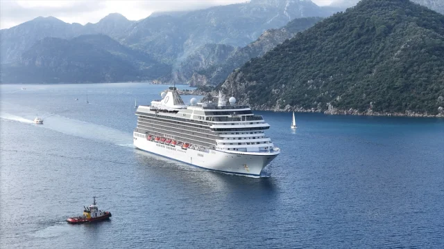 Dev Kruvaziyer Marina Marmaris'e Demir Attı