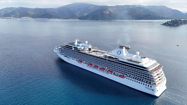 Dev Kruvaziyer Marina Marmaris'e Demir Attı