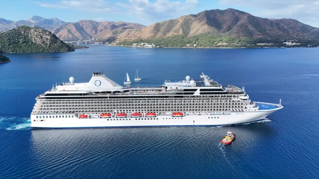 Dev Kruvaziyer Marina Marmaris'e Demir Attı