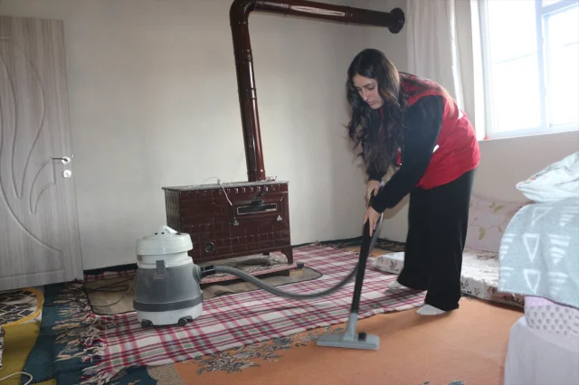 Ağrı'da Üniversiteli Gönüllülerin Hareketi Yaşlı Kadına Umut...