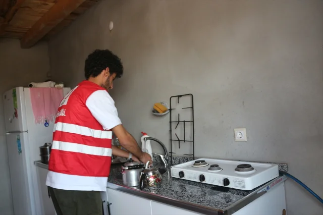 Ağrı'da Üniversiteli Gönüllülerin Örnek Hareketi Yaşlı Kadına Umut Oldu