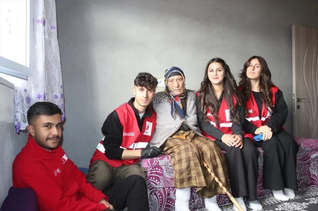 Ağrı'da Üniversiteli Gönüllülerin Örnek Hareketi Yaşlı Kadına Umut Oldu