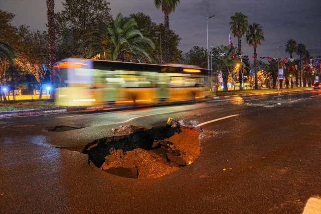 Fatih'te Aniden Çöken Yol Şaşkınlık Yarattı