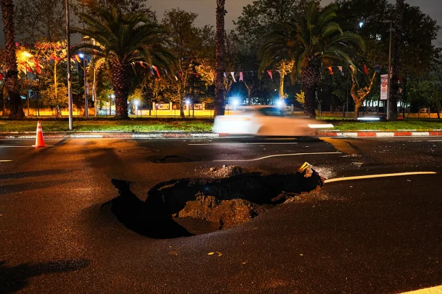 Fatih'te Aniden Çöken Yol Şaşkınlık Yarattı