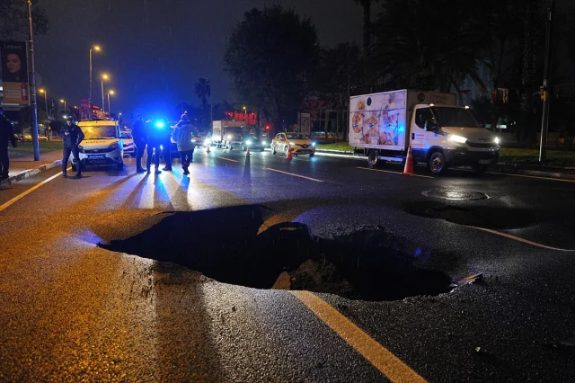 Fatih'te Aniden Çöken Yol Şaşkınlık Yarattı