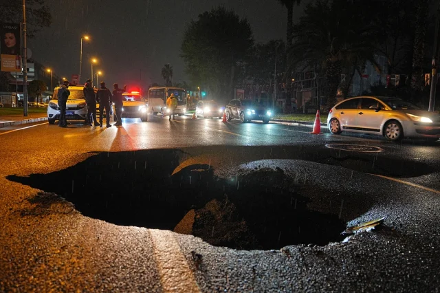 Fatih'te Aniden Çöken Yol Şaşkınlık Yarattı