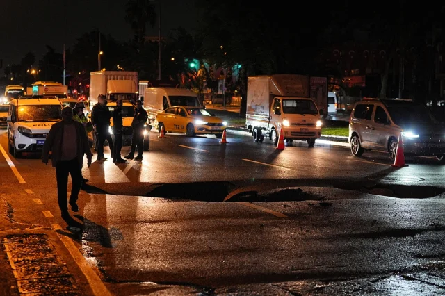 Fatih'te Aniden Çöken Yol Şaşkınlık Yarattı