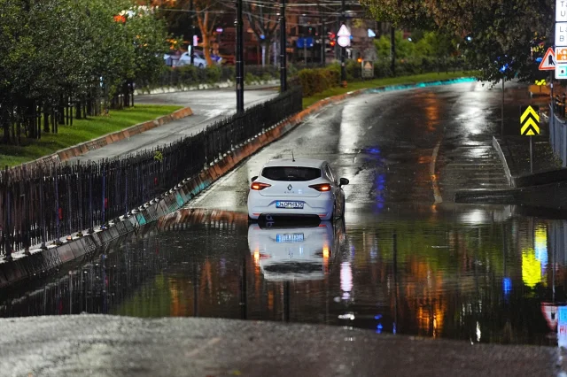 Fatih'te Aniden Çöken Yol Şaşkınlık Yarattı