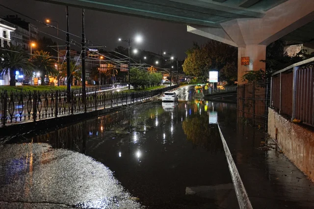 Fatih'te Aniden Çöken Yol Şaşkınlık Yarattı