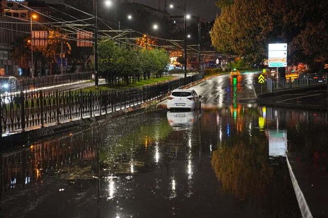Fatih'te Aniden Çöken Yol Şaşkınlık Yarattı