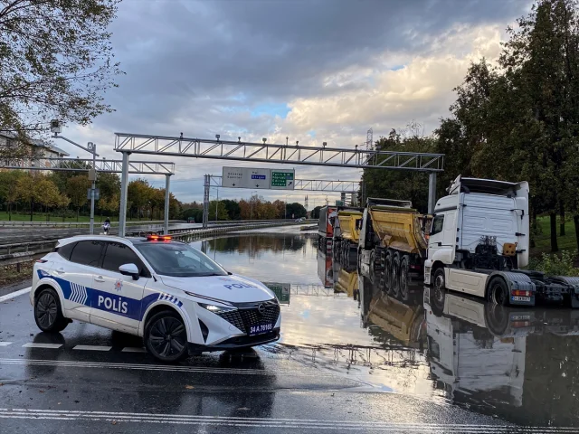 İstanbul'da Yağmur Krizi: Yollar Göle Döndü Araçlar Yolda Kaldı