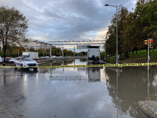 İstanbul'da Yağmur Krizi: Yollar Göle Döndü Araçlar Yolda Kaldı