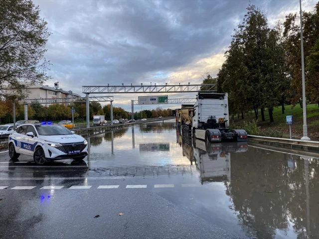 İstanbul'da Yağmur Krizi: Yollar Göle Döndü Araçlar Yolda Kaldı