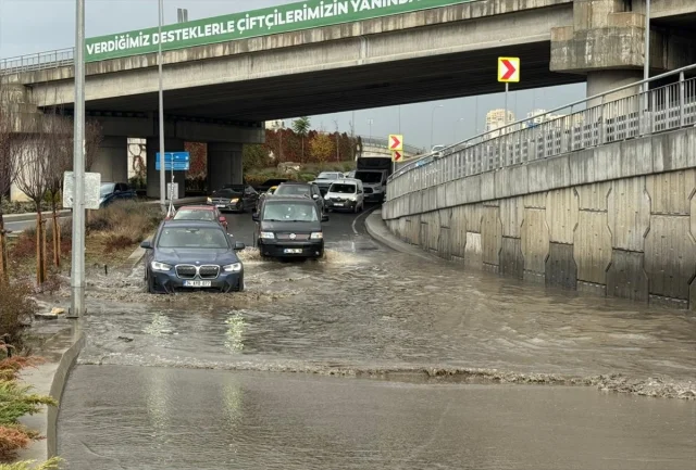 İstanbul'da Yağmur Krizi: Yollar Göle Döndü Araçlar Yolda Kaldı