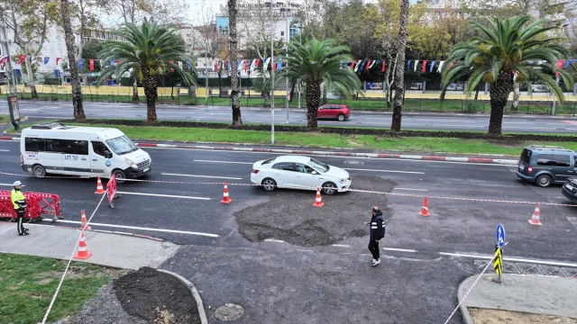 İstanbul'da Sağanak Yağış Sonrası Adnan Menderes Bulvarı'nda Şok Çökme