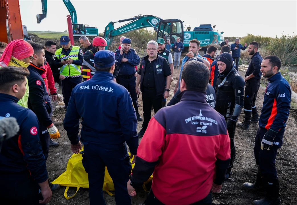 İzmir Foça'da Selin Acı Bırakışı: Kaptanoğlu'nun Cenazesi Son Yolculuğuna Uğurlandı
