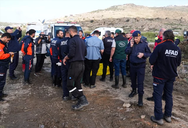 İzmir Foça'da Selin Acı Bırakışı: Kaptanoğlu'nun Cenazesi Son Yolculuğuna Uğurlandı