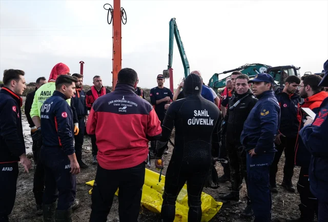 İzmir Foça'da Selin Acı Bırakışı: Kaptanoğlu'nun Cenazesi Son Yolculuğuna Uğurlandı