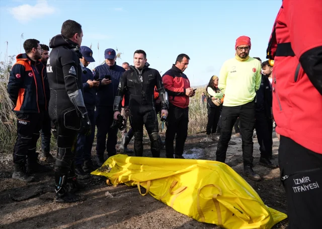 İzmir Foça'da Selin Acı Bırakışı: Kaptanoğlu'nun Cenazesi Son Yolculuğuna Uğurlandı