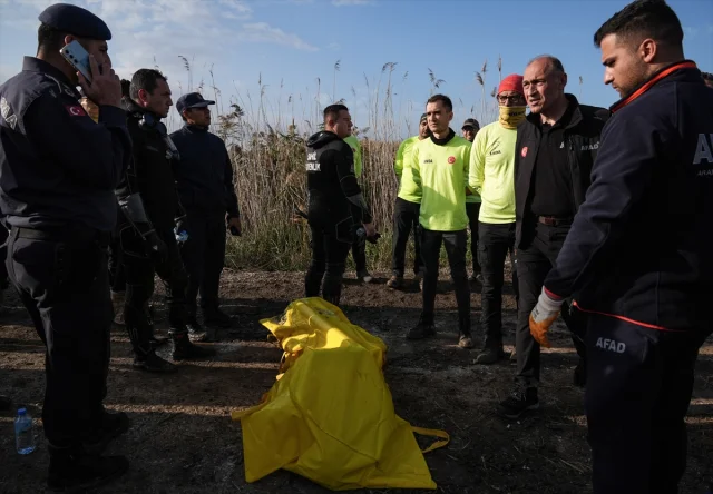 İzmir Foça'da Selin Acı Bırakışı: Kaptanoğlu'nun Cenazesi Son Yolculuğuna Uğurlandı