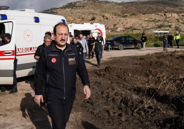 İzmir Foça'da Selin Acı Bırakışı: Kaptanoğlu'nun Cenazesi Son Yolculuğuna Uğurlandı