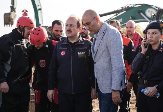 İzmir Foça'da Selin Acı Bırakışı: Kaptanoğlu'nun Cenazesi Son Yolculuğuna Uğurlandı