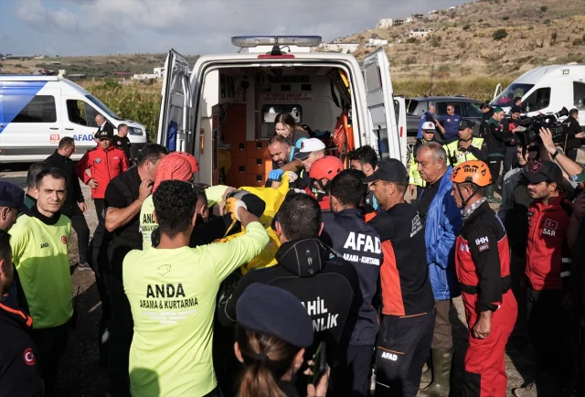 İzmir Foça'da Selin Acı Bırakışı: Kaptanoğlu'nun Cenazesi Son Yolculuğuna Uğurlandı