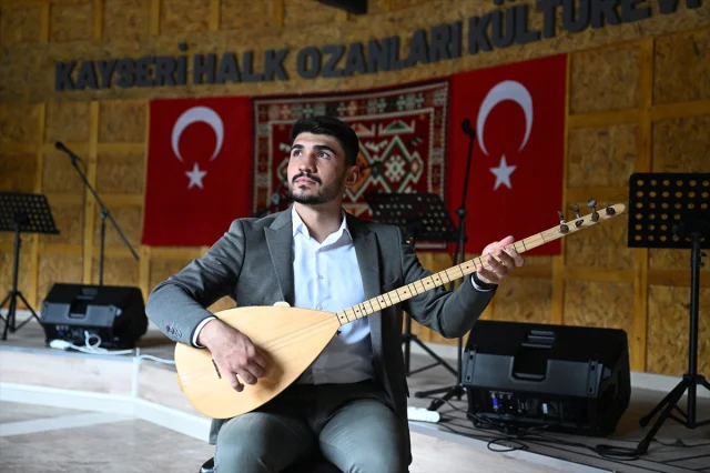 13 Yaşında Annesinin Aldığı Sazla Sanat Yolculuğu