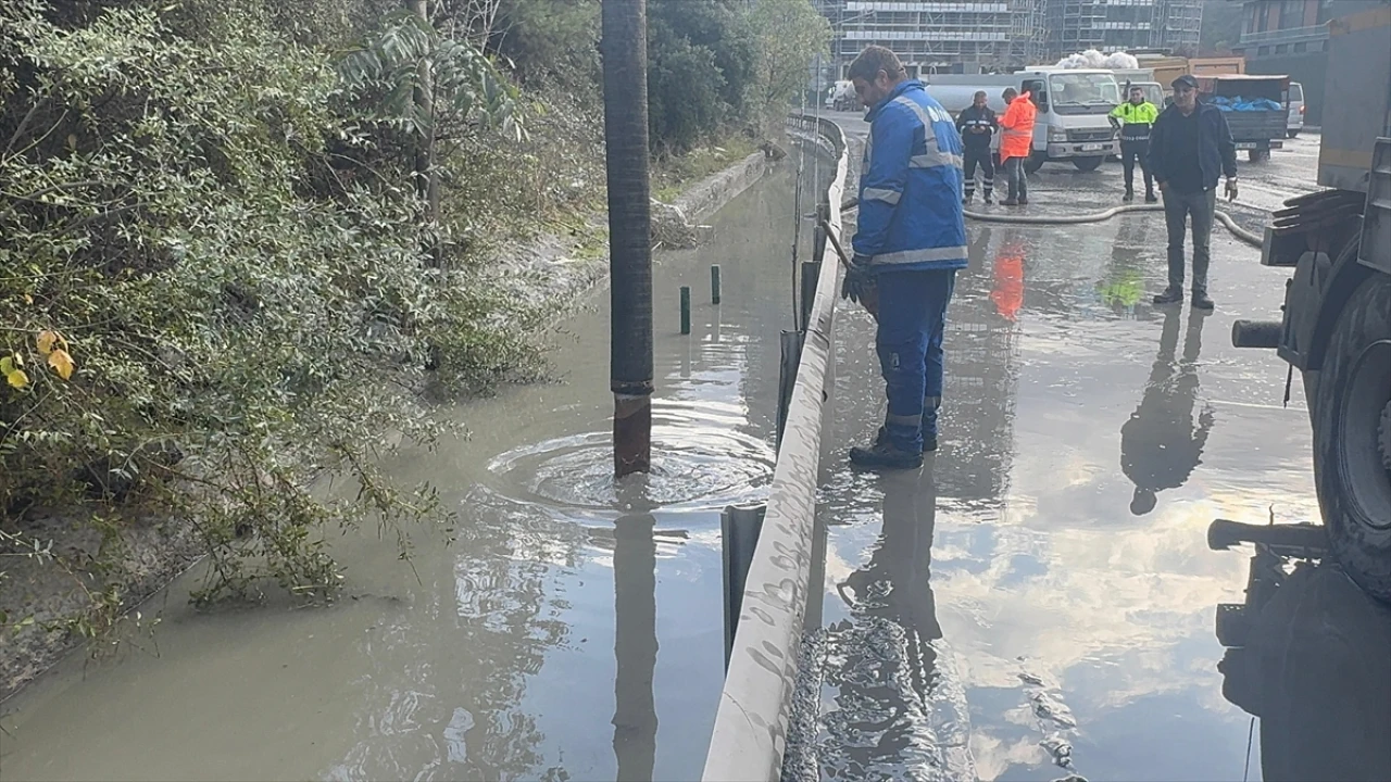 Kağıthane'de Sağanak Yağış Hayatı Felç Etti