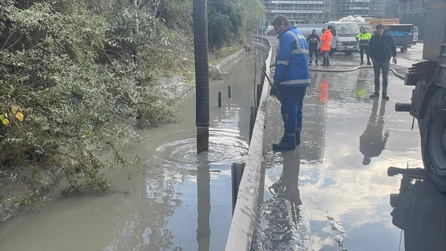 Kağıthane'de Sağanak Yağış Hayatı Felç Etti