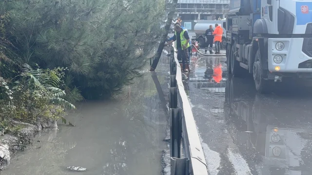 Kağıthane'de Sağanak Yağış Hayatı Felç Etti