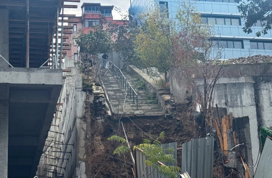 Beşiktaş'ta İstinat Duvarı Çöktü: İnşaatta Tehlike Büyük