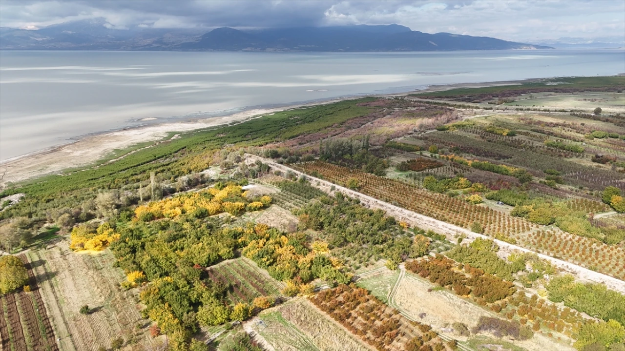 Eğirdir Gölü'nün Büyüleyici Sonbahar Manzaraları Bergüzar Bir Güzellik Sunuyor