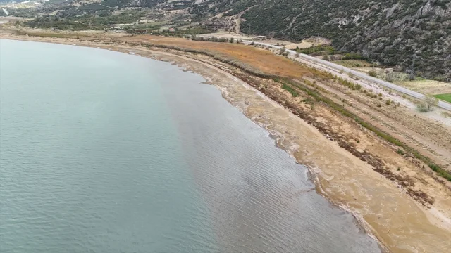 Eğirdir Gölü'nün Büyüleyici Sonbahar Manzaraları Bergüzar Bir Güzellik Sunuyor