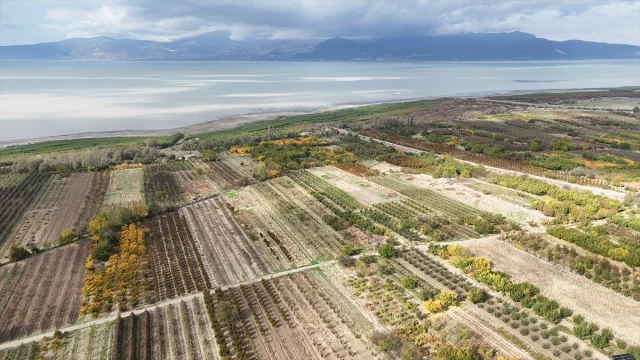 Eğirdir Gölü'nün Büyüleyici Sonbahar Manzaraları Bergüzar Bir Güzellik Sunuyor