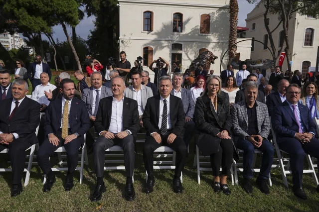 İzmir'de Kültür Şöleni Başladı: Sanatseverler Bu Etkinliği K...