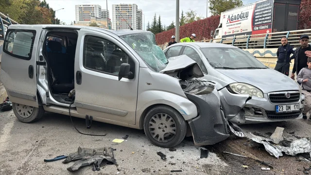 Elazığ'da Üç Araç Birbirine Girdi: 5 Yaralı