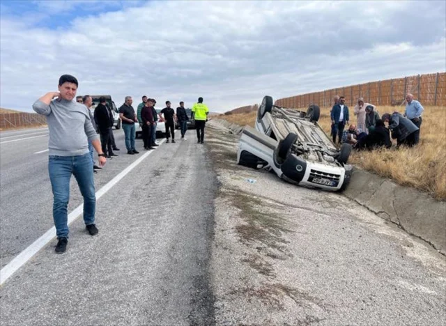 Erzincan'da Aracın Takla Atmasıyla 4 Kişi Yaralandı