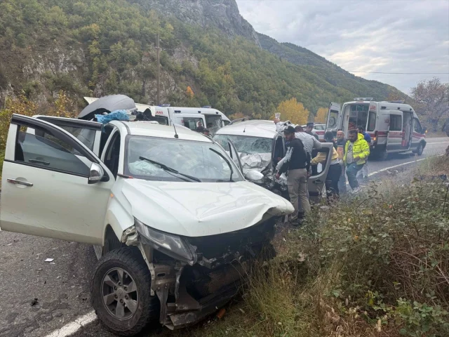 Artvin'de Feci Trafik Kazası Üç Aracı Birbirine Kattı