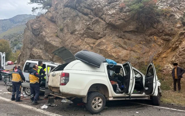Artvin'de Feci Trafik Kazası Üç Aracı Birbirine Kattı