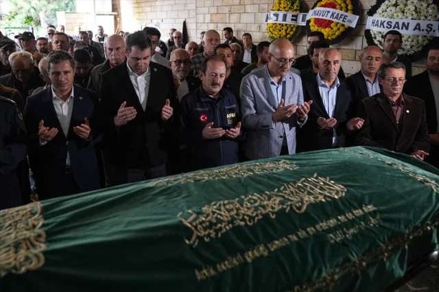 İzmir Foça'da Selin Acı Bırakışı: Kaptanoğlu'nun Cenazesi Son Yolculuğuna Uğurlandı
