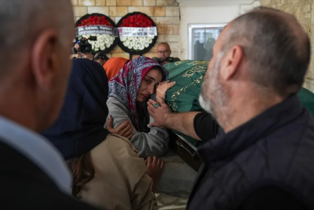 İzmir Foça'da Selin Acı Bırakışı: Kaptanoğlu'nun Cenazesi Son Yolculuğuna Uğurlandı